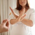 Fumeur en train de dire non à une cigarette après une séance d’hypnothérapie